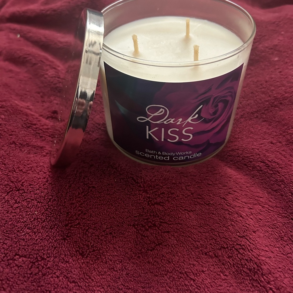 Very HTF Dark kiss 3 wick